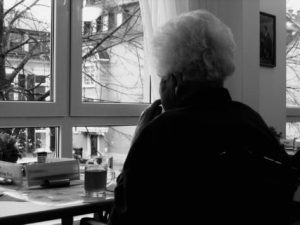 Des pistes pour pérenniser la lutte contre l'isolement des personnes âgées
