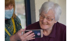 Comment aider les seniors malentendants à nous comprendre malgré le masque ?