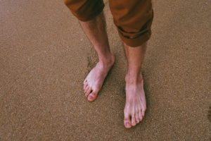 Prendre soin de ses pieds dès 60 ans : les recommandations de l’HAS