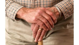 Seniors vivant en Ehpad ou à domicile : quels profils ?