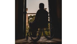 Le maintien à domicile des personnes en perte d’autonomie plus fréquent dans les départements pauvres