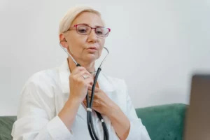 Télémédecine en EHPAD : Une Révolution Silencieuse pour la Qualité de Vie au Travail des Cadres de Santé