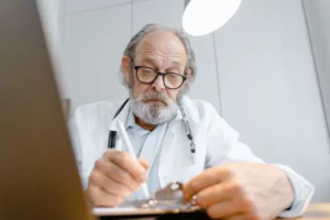 Téléconsultation et EHPAD : Un Tandem Gagnant pour la Prise en Charge Personnalisée