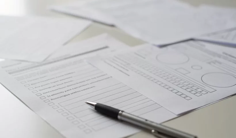 Questionnaires d'enquête et stylo