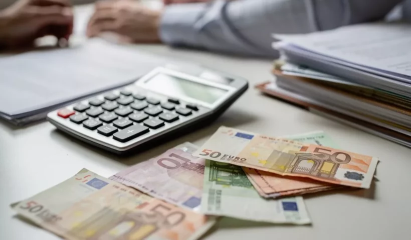 Calculatrice, billets en euros et documents