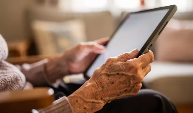 Mains d'une résidente utilisant une tablette