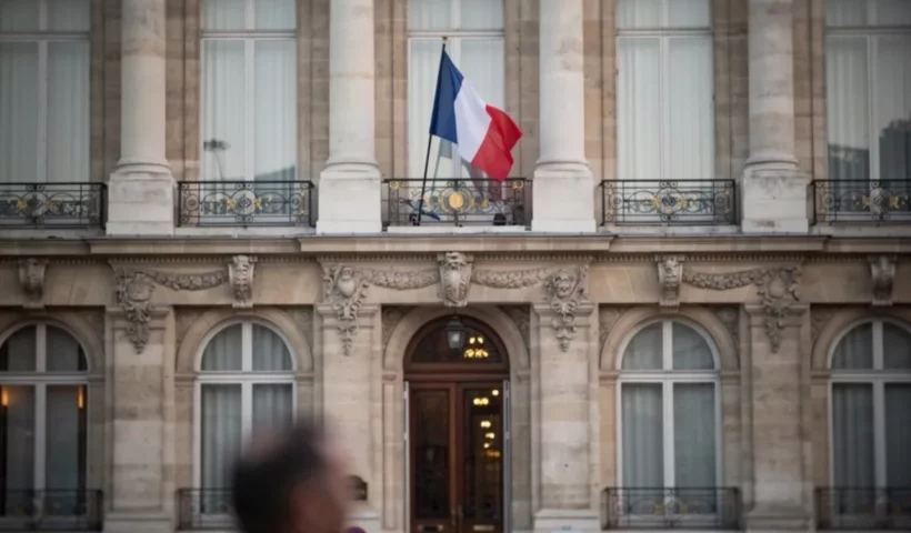 Façade d'un bâtiment public avec le drapeau français