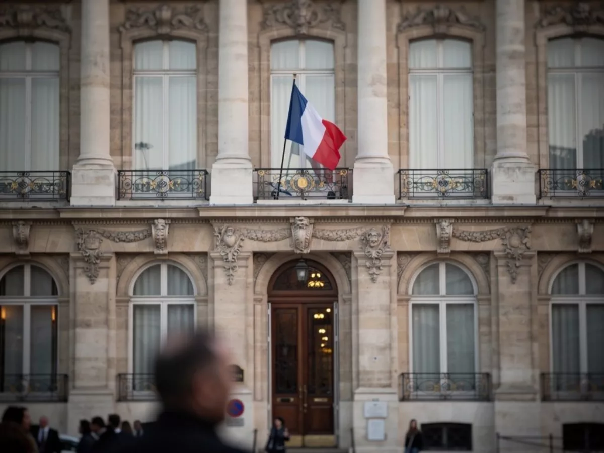 Façade d'un bâtiment public avec le drapeau français