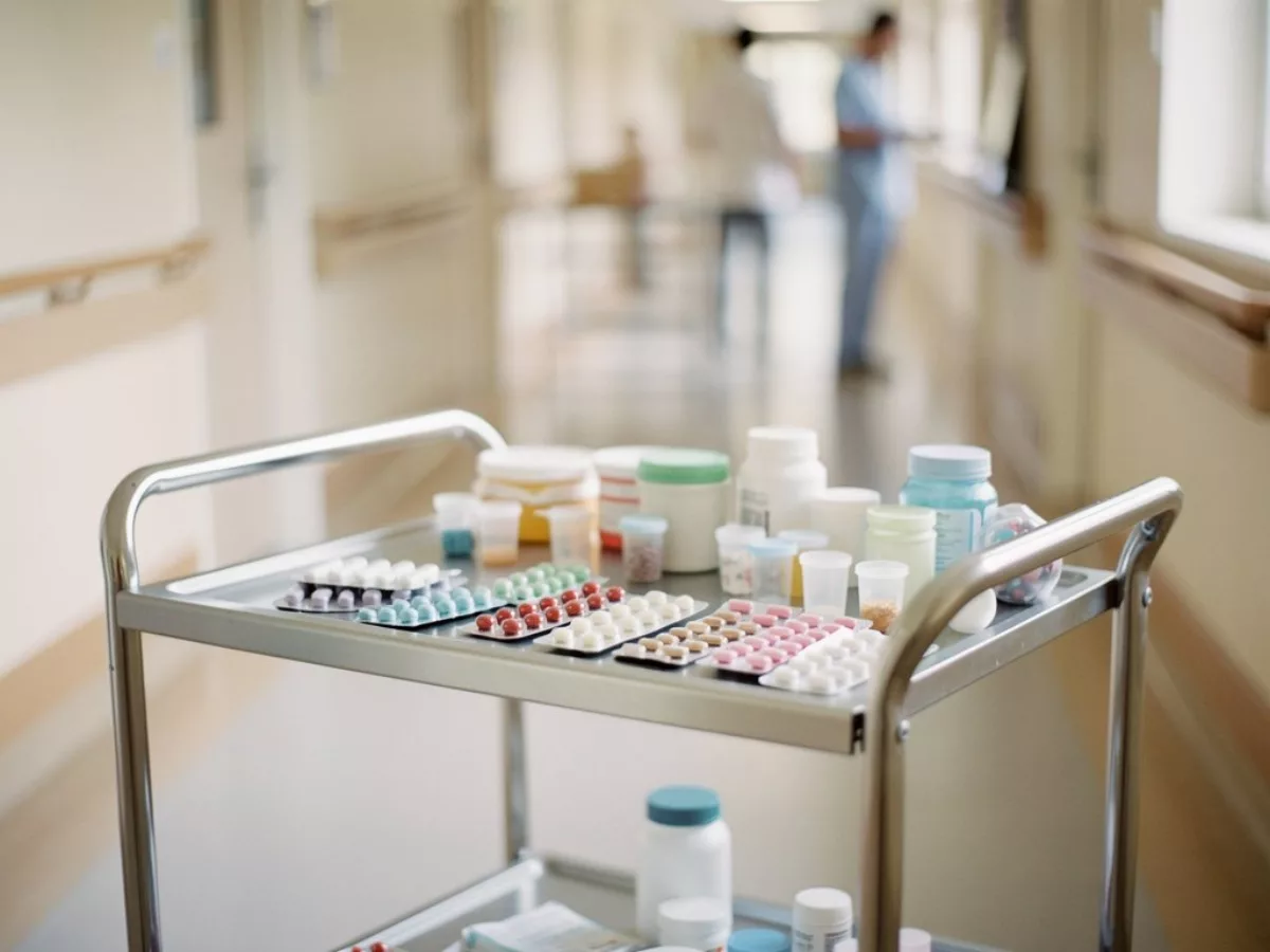 Chariot de médicaments dans le couloir d'un EHPAD