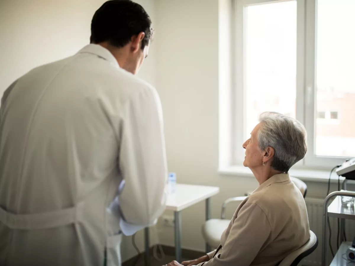 Médecin de dos échangeant avec une résidente